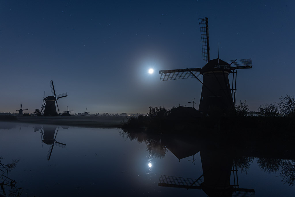 Neblige Mondnacht am Kinderdijk