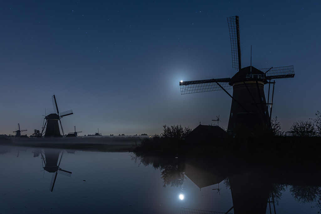 Neblige Mondnacht am Kinderdijk