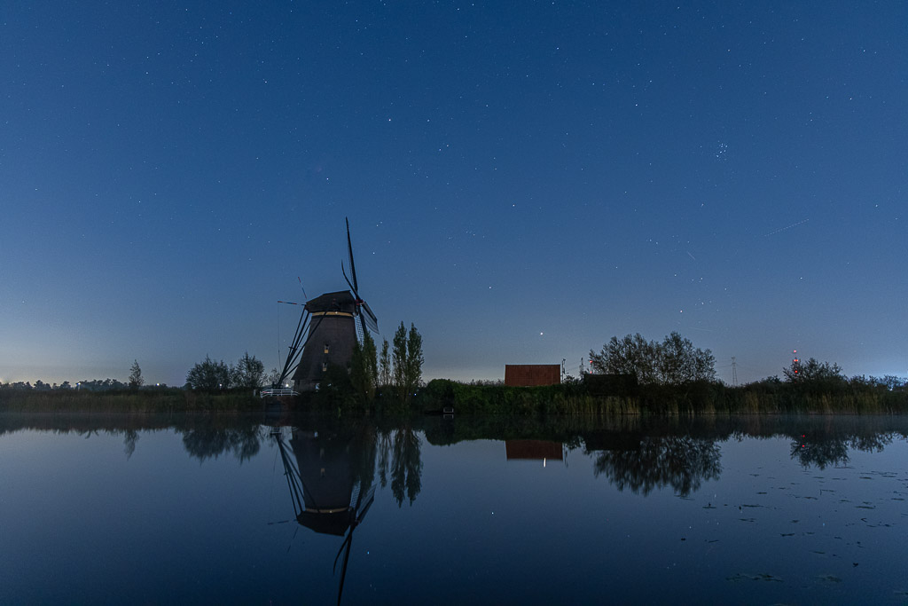 Neblige Mondnacht am Kinderdijk