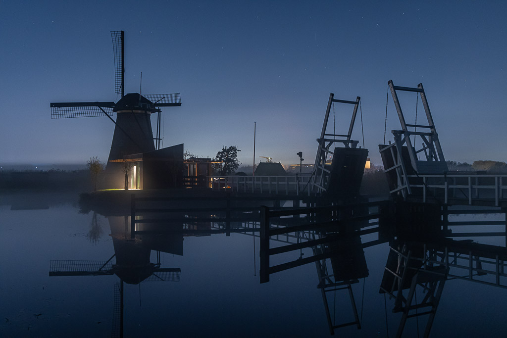 Neblige Mondnacht am Kinderdijk