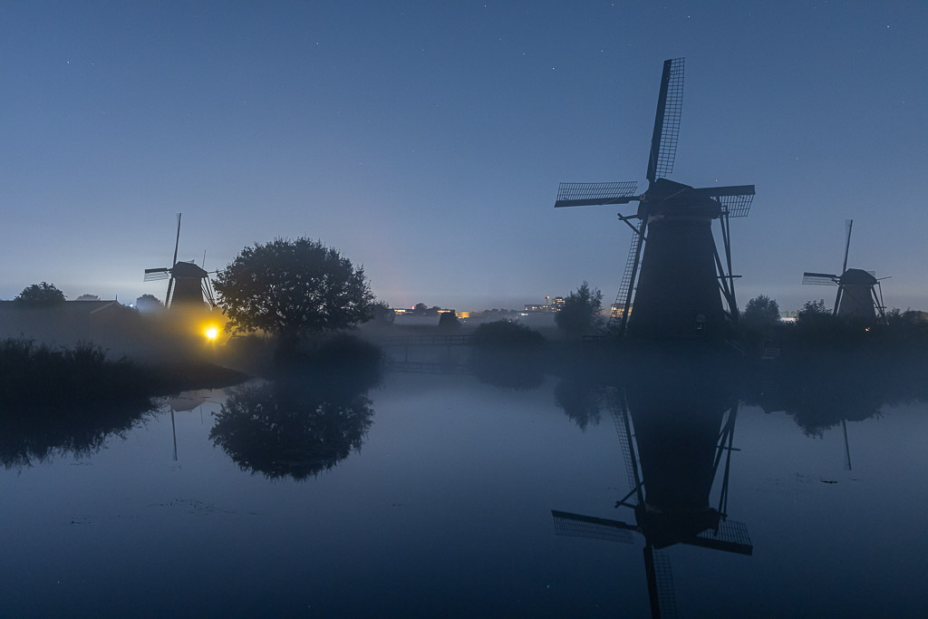 Neblige Mondnacht am Kinderdijk