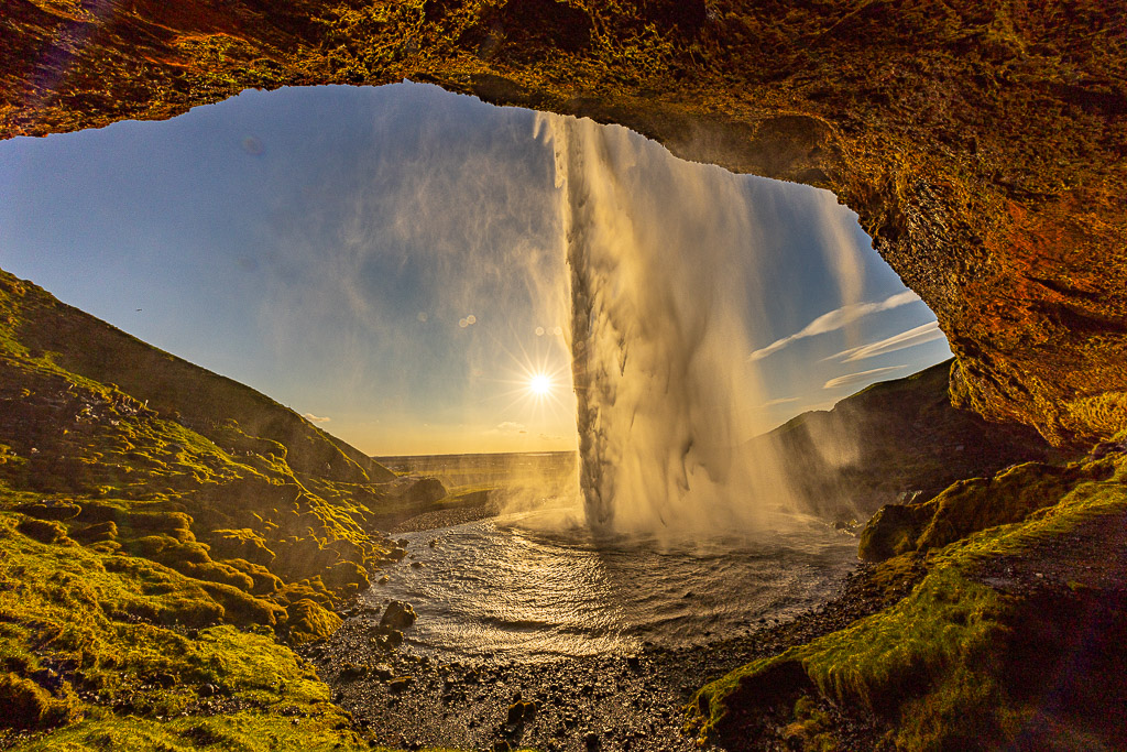 Hinter dem Seljalandsfoss