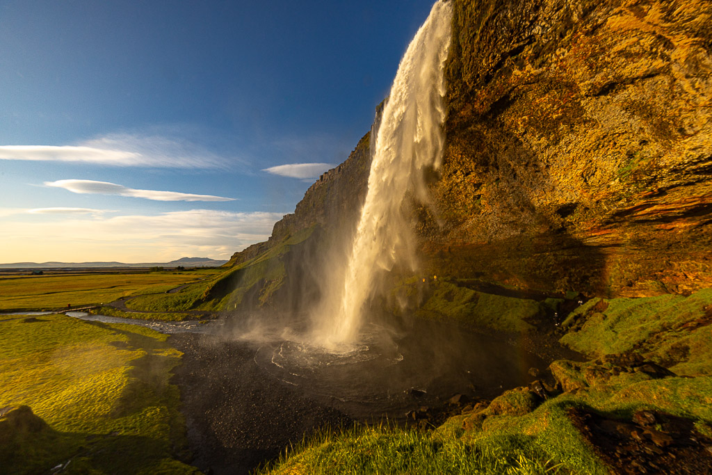 Hinter dem Seljalandsfoss