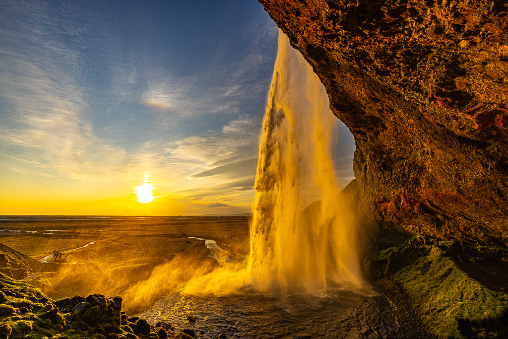 Hinter dem Seljalandsfoss