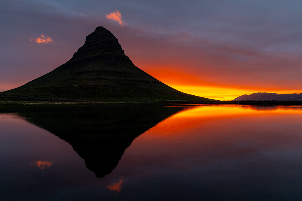 Kirkjufell im Sonnenaufgang