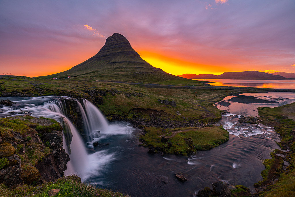 Kirkjufell im Sonnenaufgang