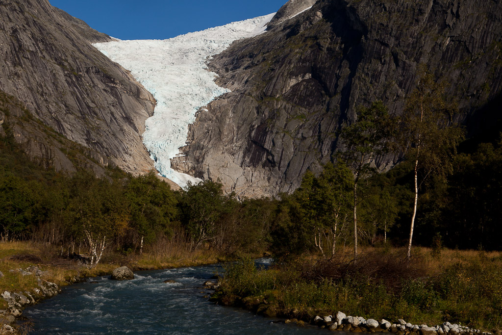 Die Gletscherzunge des Briksdalsbreen Gletschers ist leicht zugänglich