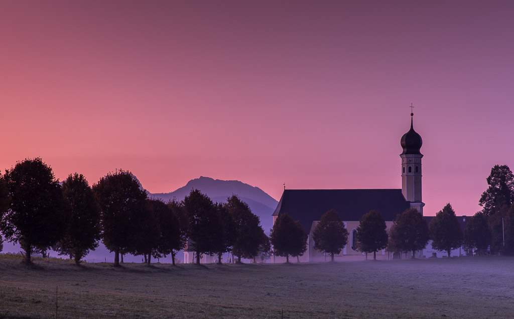 Sonnenaufgang an der Wilpartinger Wallfahrtskirche