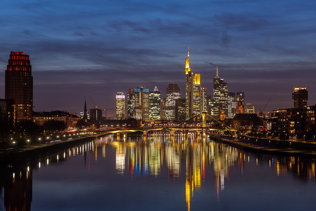 Skyline Frankfurt zur Blauen Stunde
