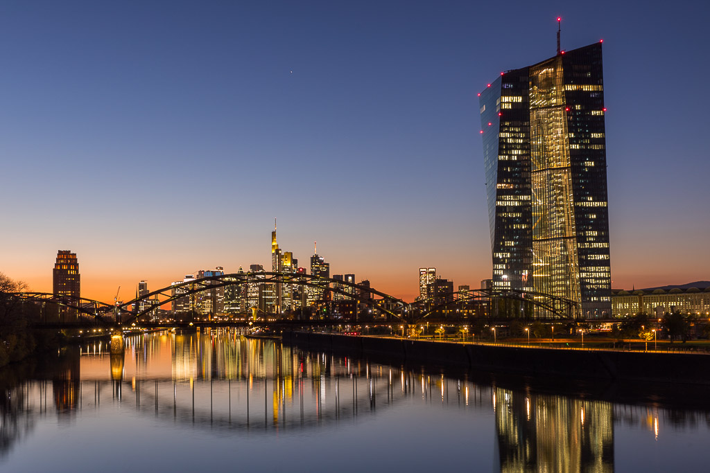 Blaue Stunde über der Skyline Frankfurt
