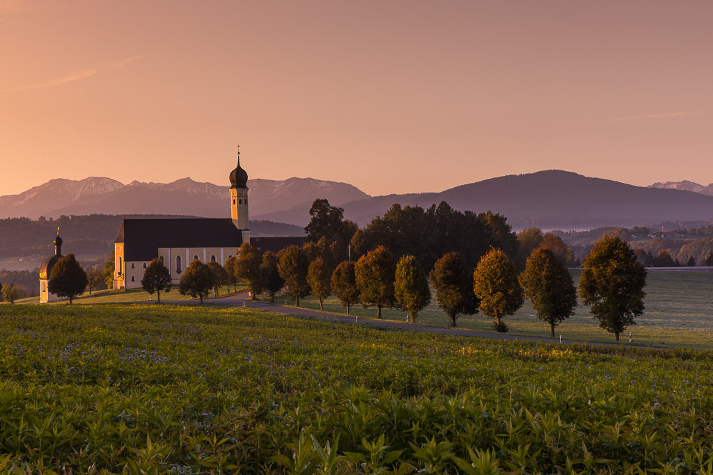 Sonnenaufgang an der Wilpartinger Wallfahrtskirche